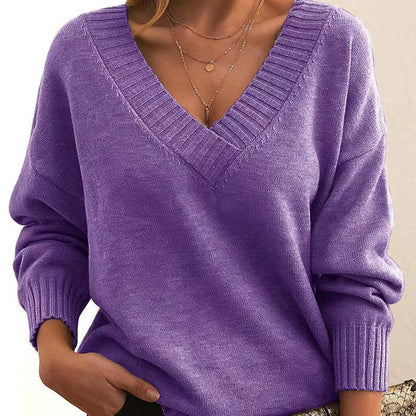 Frida | Ensfarvet V-hals Sweater – Løs Modestrikning