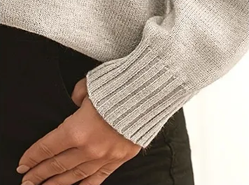 Frida | Ensfarvet V-hals Sweater – Løs Modestrikning