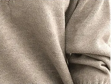 Frida | Ensfarvet V-hals Sweater – Løs Modestrikning